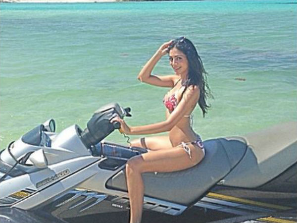టూపీస్ బికినీ పోజులు