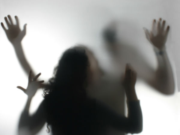 కార్లో వెళుతుండగా
