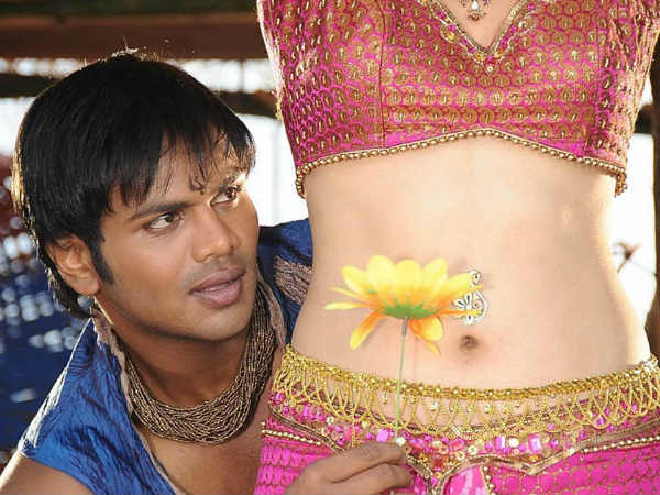 హీరోయిన్ల బొడ్డుపై పూలు, పండ్లతో కొట్టడం