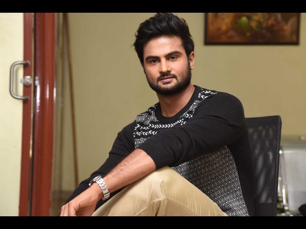 చుట్టూ ఉన్న పాత్రలను పరిశీలించు..