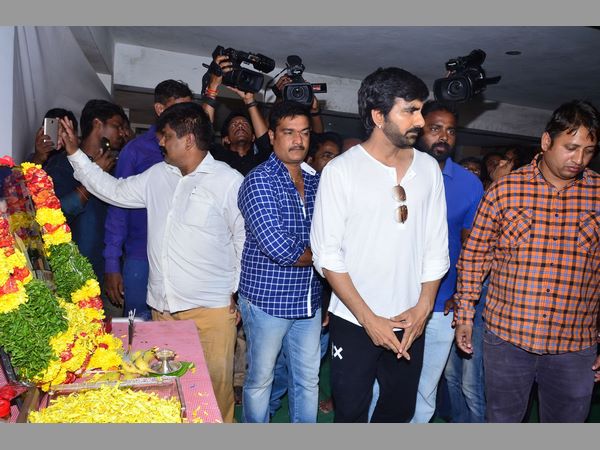 సెలబ్రిటీలు కావడంతో సెన్సేషన్