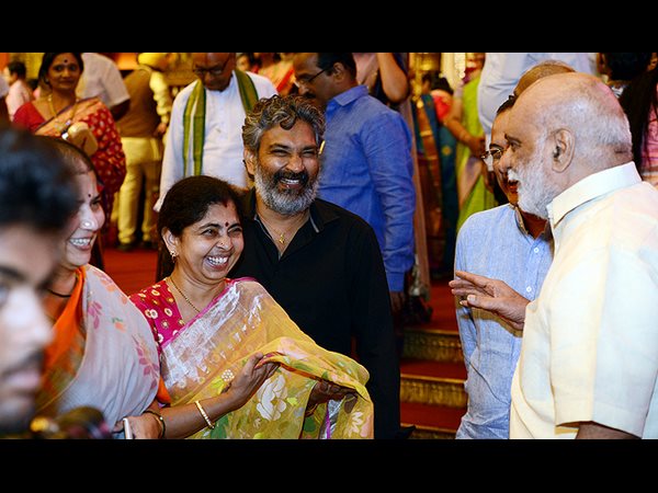 రాజమౌళి దంపతులతో రాఘవేంద్రరావు