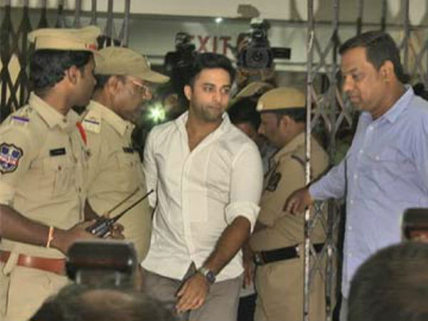 తనదైన శైలిలో సమాధానాలు