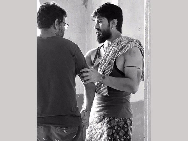 Rangasthalam 1985 : Ram Charan look super Rangasthalam 1985 : Ram Charan look super