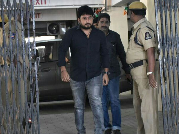 డ్రగ్స్ సప్లయర్లతో సంబంధం గురించి