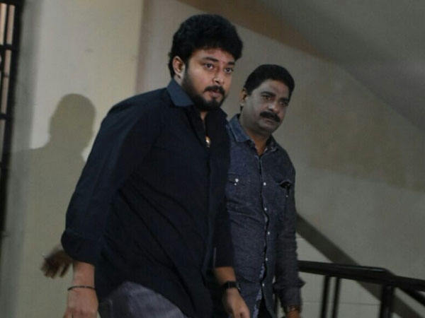 తనీష్పై ప్రశ్నల వర్షం