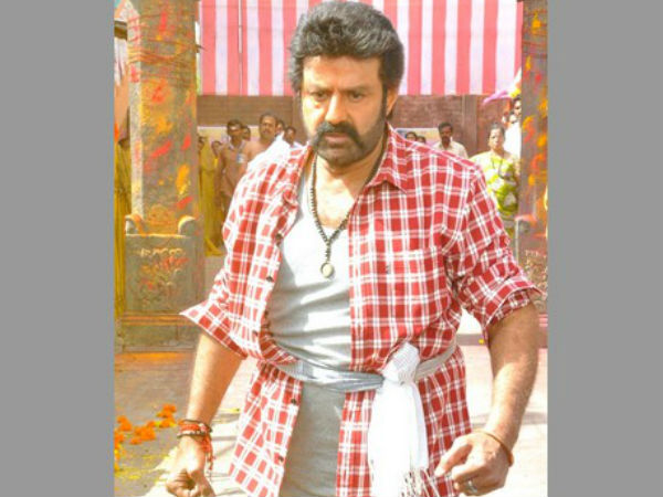 కొట్టి షూ విప్పాల్సిందిగా ఆదేశించాడు