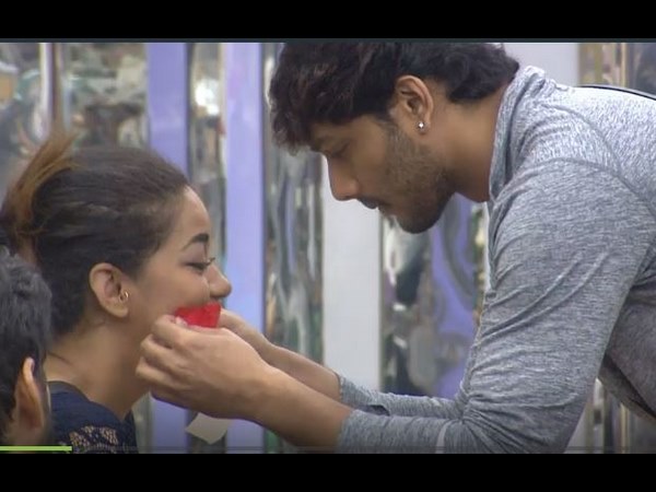 ముమైత్ మూతికి ప్లాస్టర్