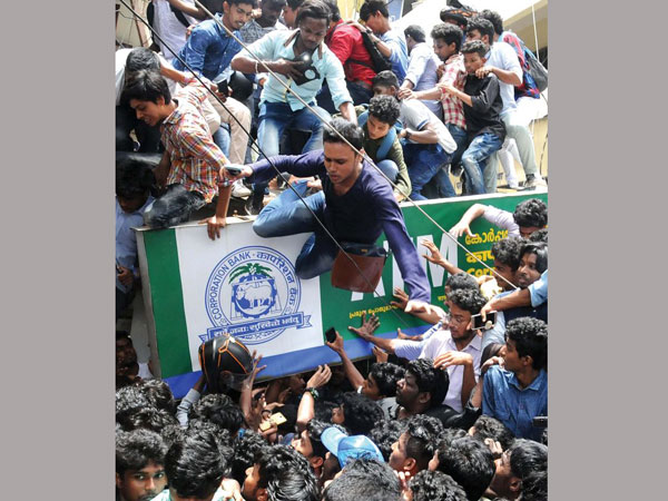 అవమానాలకు గురవుతూనే వచ్చింది