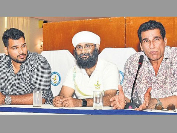 తలకు రివాల్వర్ గురి పెట్టి