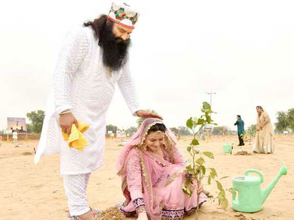 హనీప్రీత్ దత్తత కూతురు