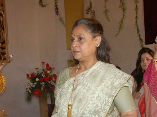 Jaya Bachchan bashes fan for taking selfies Jaya Bachchan bashes fan for taking selfies