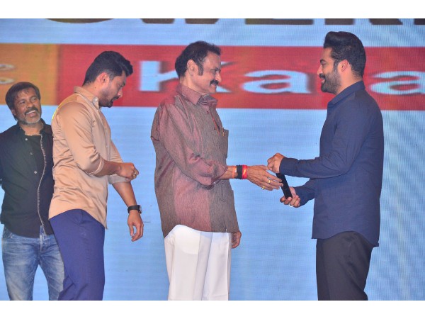 రక్తం ధారపోసి మీ అందరితో ఇలాగే ఉండిపోతా