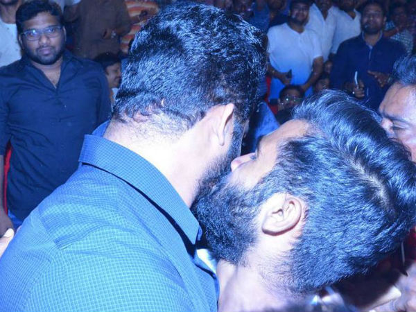 ముద్దు పెట్టిన ఫ్యాన్