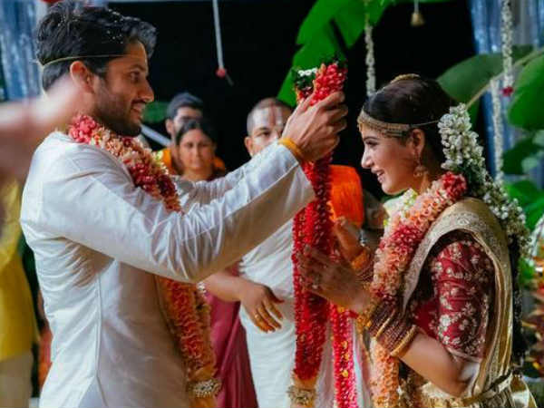 పెళ్లిదండలు మార్చుకొంటున్న