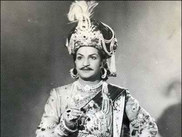 రామ్ గోపాల్ వర్మ ఈ సినిమాలోNTR గారి పరువును బజారుకు ఈడ్చే విధంగా ఎ ఒక్క అంశం ఉన్నా ఊరుకోమని వార్ని౦గ్ ఇచ్చినట్లుగా తెలుస్తోంది? మరి అలాంటి వార్ని౦గ్ మీకు ఎవరైనా ఇచ్చారా?