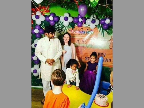 ‘రెండో' కూతురు పోలెనా పుట్టినరోజు వేడుకలో పవన్ కళ్యాణ్ (ఫోటోస్)