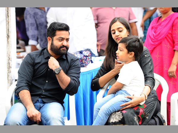 ఫ్యామిలీతో హాజరైన యంగ్ టైగర్