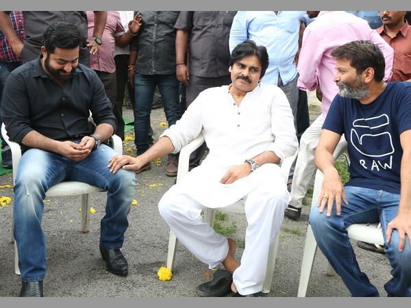 జై లవకుశ పవన్ ఫ్యాన్స్ సానుకూలం