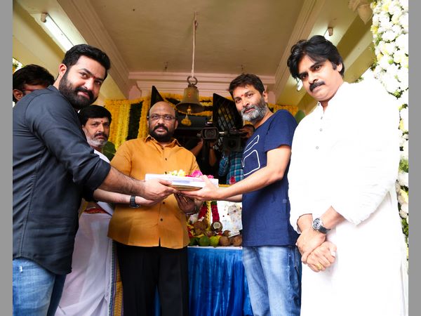 ఎన్టీఆర్-పవన్ కళ్యాణ్ మధ్య సరదా సరదాగా