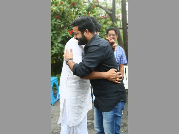 క్లాప్ కొట్టి అక్కడే కిందకు వంగి కూర్చున్న పవన్ కళ్యాణ్