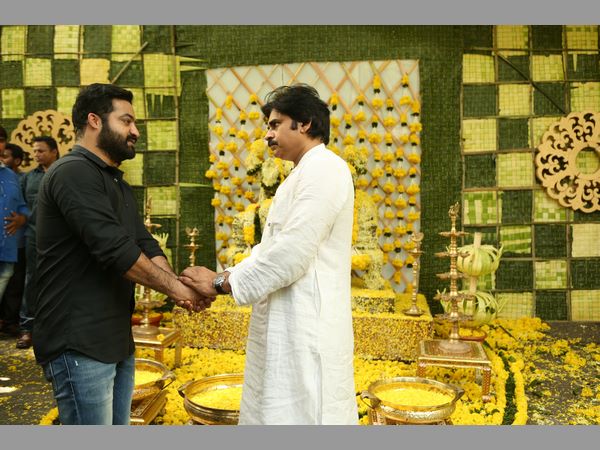 ఆత్మీయ ఆలింగనం