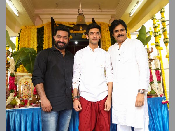 అనిరుధ్ను చేయి పట్టి తీసుకెళ్లి మరీ ఫోటో దిగిన పవర్ స్టార్