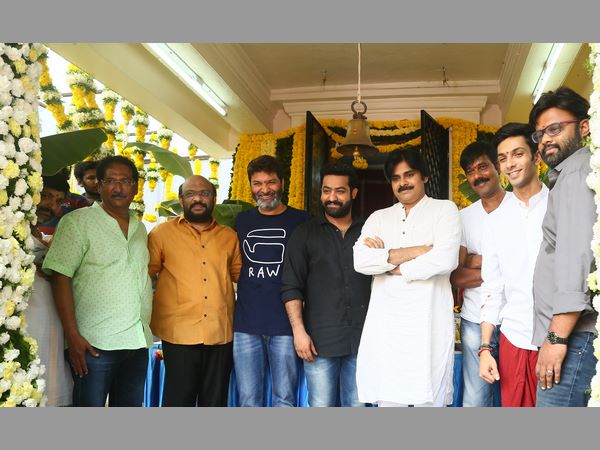 ఏమిటా చేయి వేయడం... తీయండి అంటూ ఎన్టీఆర్ సున్నితంగా మందలింపు