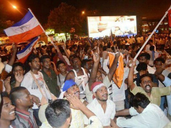 దుబాయ్లో అభిమానుల జెండాలు
