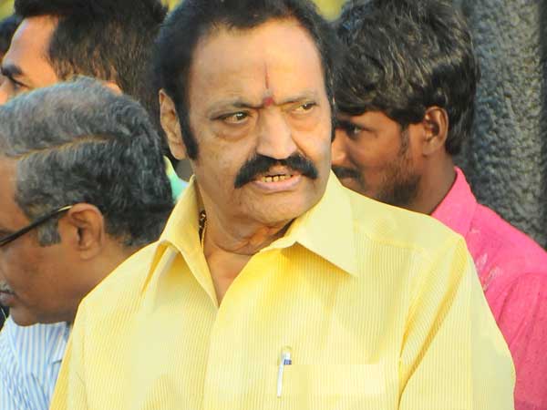 చైతన్య రథాన్ని డ్రైవ్ చేసింది హరికృష్ణ