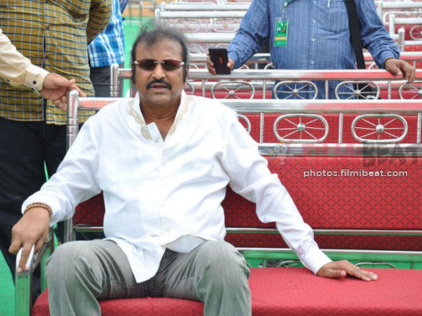 మధ్యలోనే వెళ్లిన మోహన్బాబు