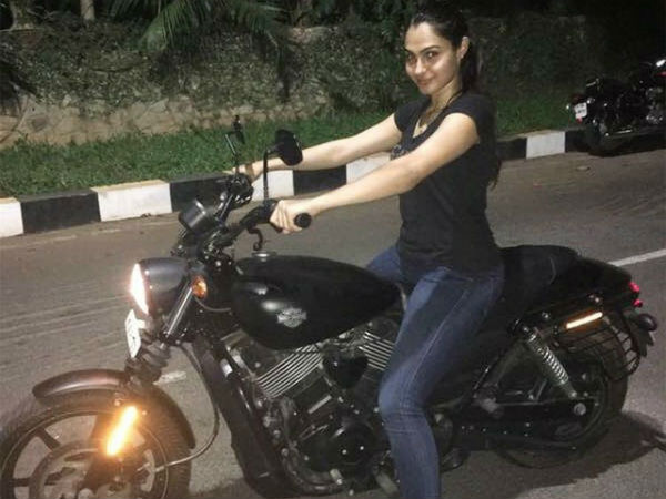 హార్లీ డేవిడ్సన్ బైక్ నడిపా..