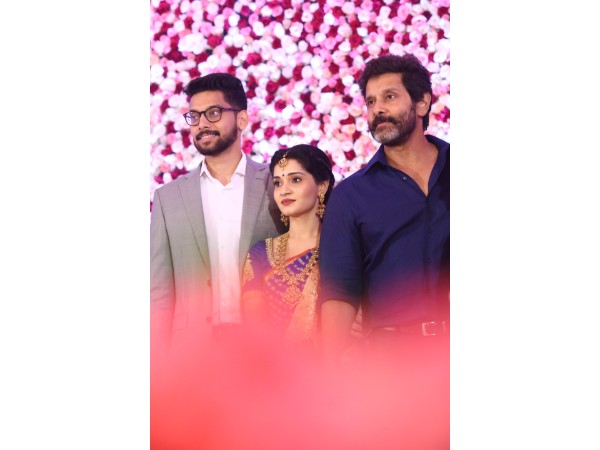 వేల సంఖ్యలో అభిమానులు