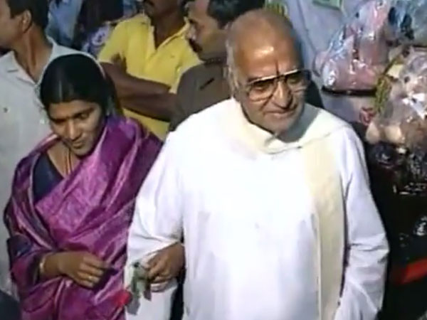 పబ్లిక్ మీటింగులోనే
