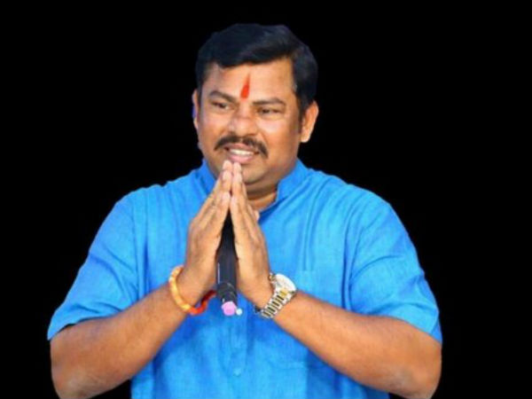 బెయిల్ ఇప్పిస్తానని హామీ