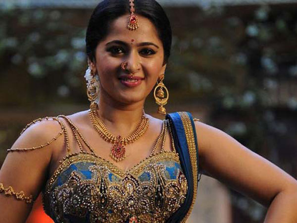ఐఏఎస్ అధికారిణి పాత్రలో అనుష్క