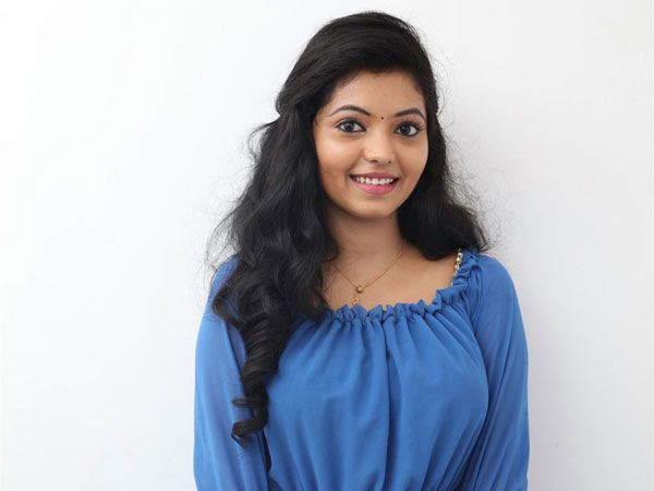 అతుల్య కురచ దుస్తులు