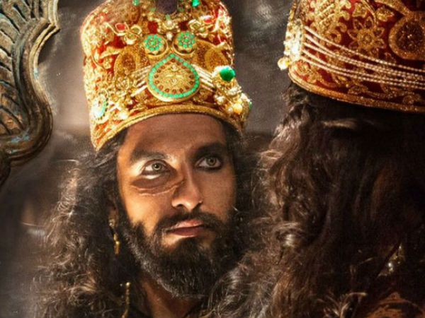 వెనుదిరిగి ఉన్నప్పుడు అద్దంలో