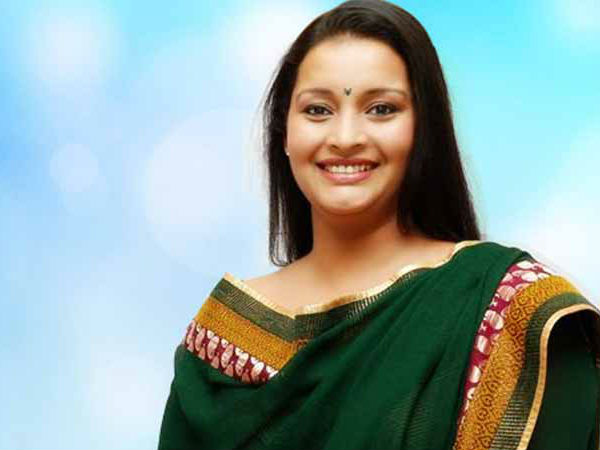 రేణుదేశాయ్ ఆచీతూచీ