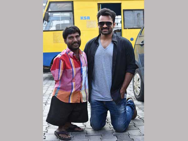 తేజ్ను కలిసిన మెగా ఫ్యాన్స్