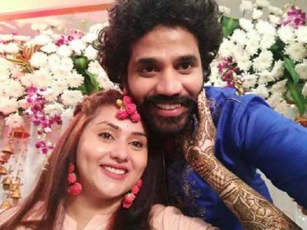 సోషల్ మీడియాలో మెహందీ ఫొటోలు