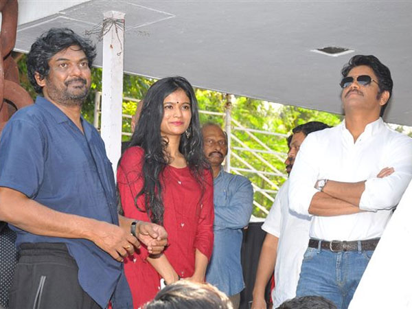 గ్లామర్ ఒలకబోయటానికి కాదు