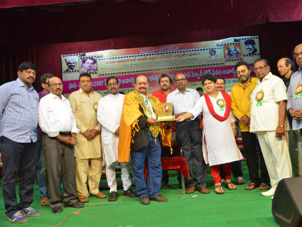 జెండాను రెపరెపలాడిస్తున్న జయ