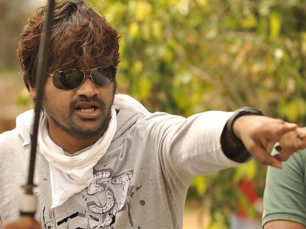 ట్యూన్స్ ఇవ్వను అని బెదిరిస్తాడు