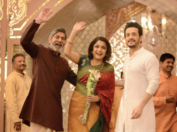 ‘హలో' ట్రైలర్కు, ‘మనం' నందికి లింకు ఏమిటి?