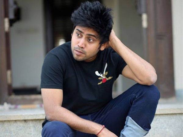కారుకింద నక్కిన నవీన్