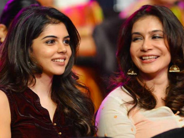 హల్లో అంటున్న లిసీ కూతురు