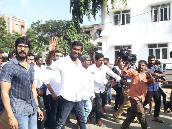 వివాదంలో ఇరుక్కోవడం ఇష్టంలేకనే రామ్ చరణ్ అలా