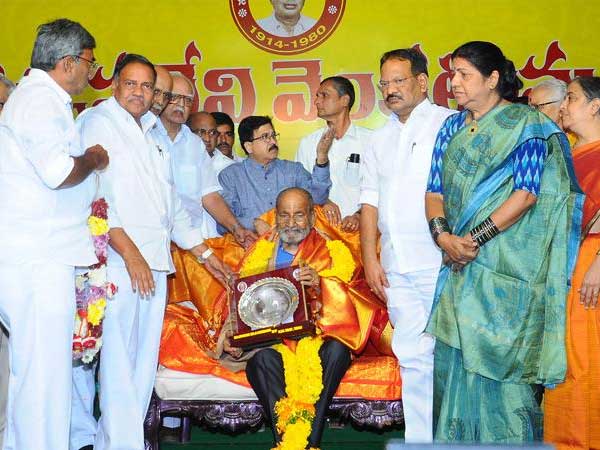 అవార్డు స్వీకరణ: