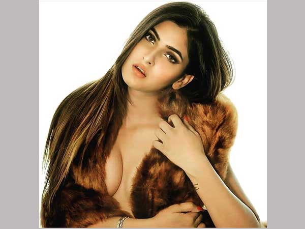 అదే దారిలో కరిష్మా శర్మ
